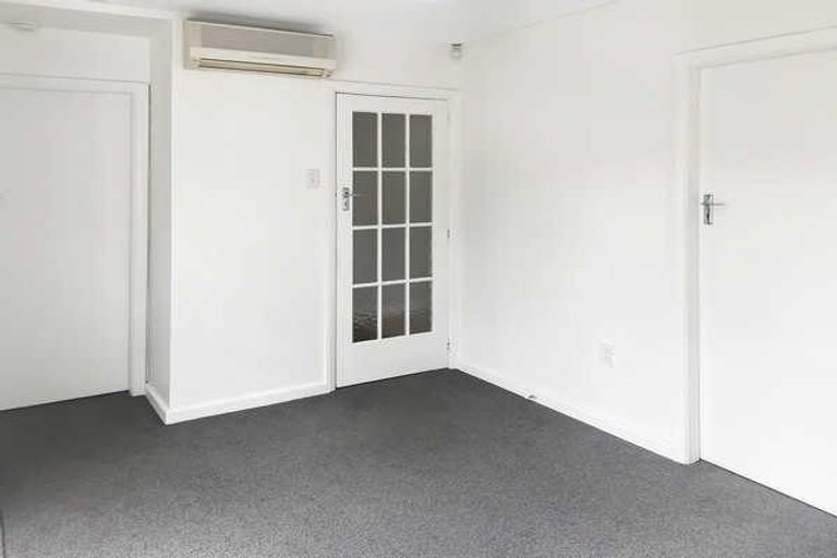 Photo of property in 142 Memorial Avenue, Burnside, Christchurch, 8053