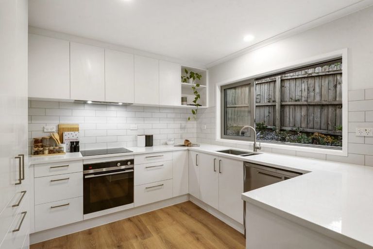 Photo of property in 18 Greenleaf Way, Northcross, Auckland, 0630