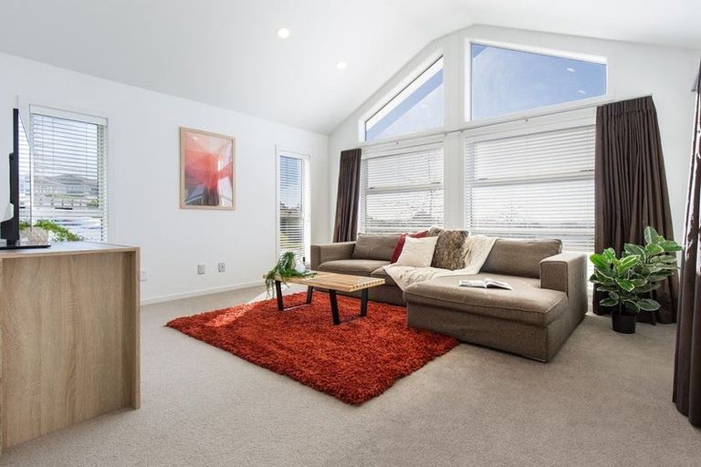 Photo of property in 84 Lake Panorama Drive, Henderson Valley, Auckland, 0612