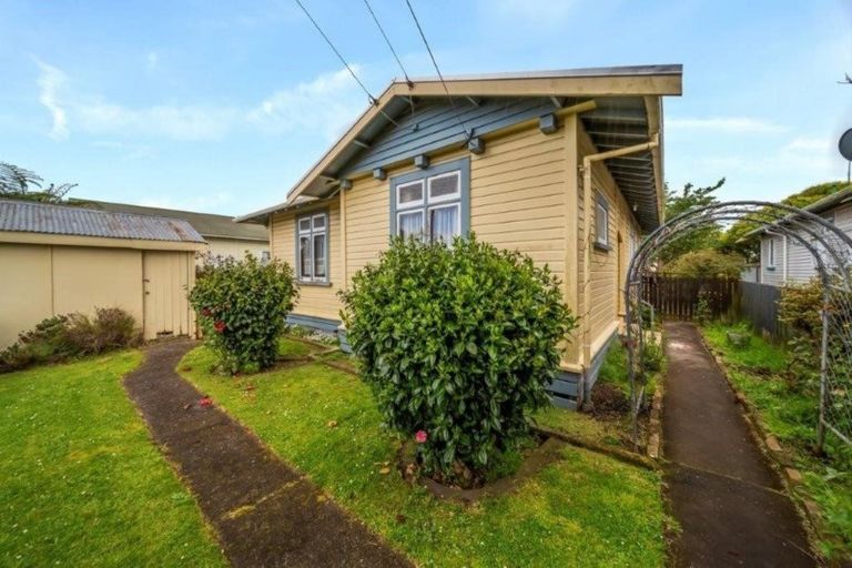 Photo of property in 21 Disraeli Street, Hawera, 4610