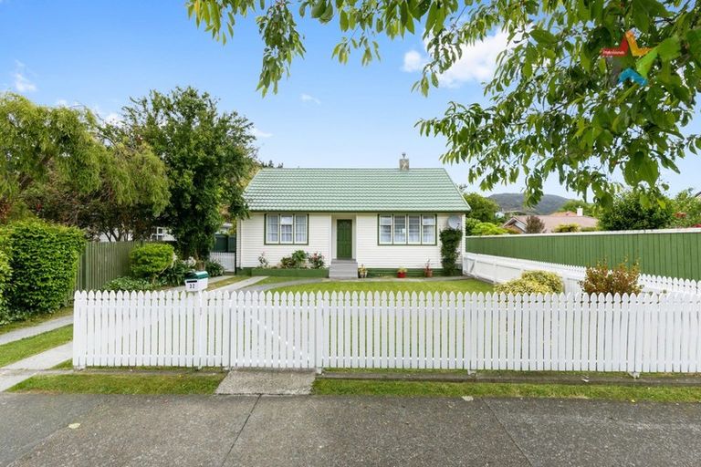 Photo of property in 32 Naenae Road, Naenae, Lower Hutt, 5011