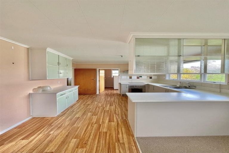 Photo of property in 16 Moeraki Road, Maoribank, Upper Hutt, 5018