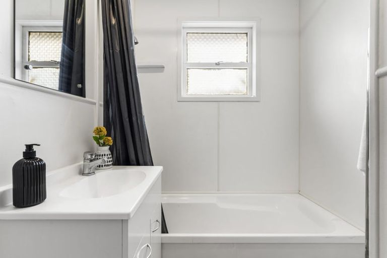 Photo of property in 55 Larnoch Road, Henderson, Auckland, 0610