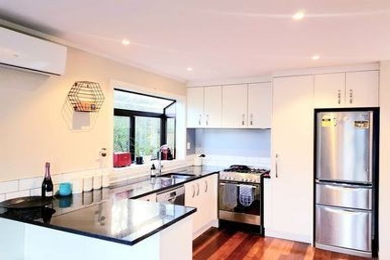 Photo of property in 2/20 Kamara Road, Glen Eden, Auckland, 0602