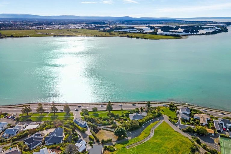 Photo of property in 2/4 The Brae, Mount Pleasant, Christchurch, 8081