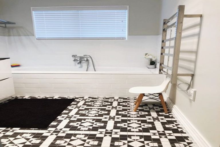 Photo of property in 2 Taroka Close, Pinehill, Auckland, 0632