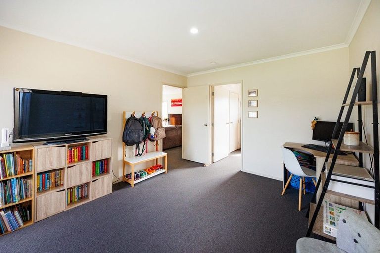 Photo of property in 15 Chestnut Close, Kelvin Grove, Palmerston North, 4414