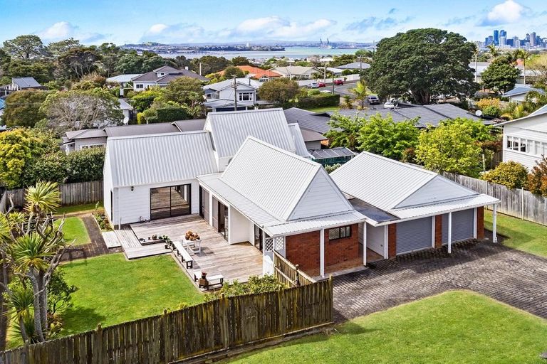 Photo of property in 6 Fairfax Avenue, Northcote, Auckland, 0627