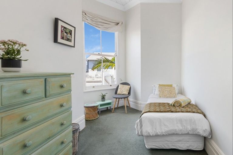 Photo of property in 21 May Avenue, Hospital Hill, Napier, 4110