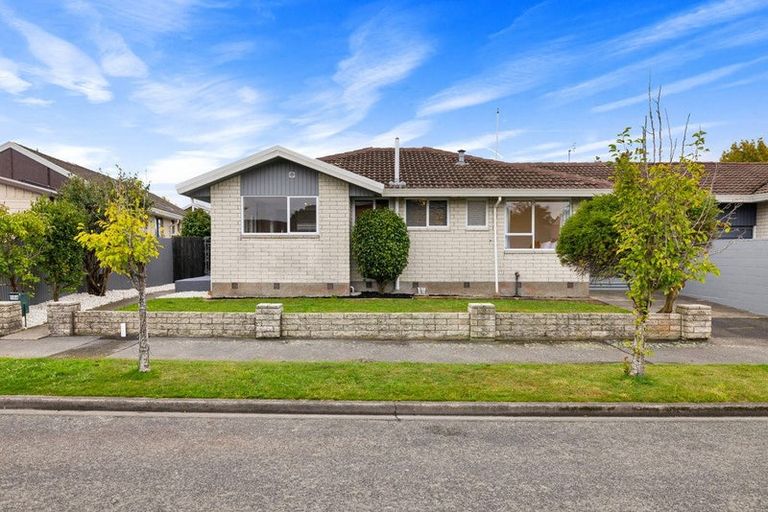Photo of property in 1/18 Sawtell Place, Northcote, Christchurch, 8052
