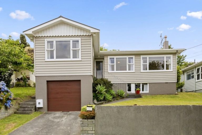 Photo of property in 76 Redwood Avenue, Tawa, Wellington, 5028