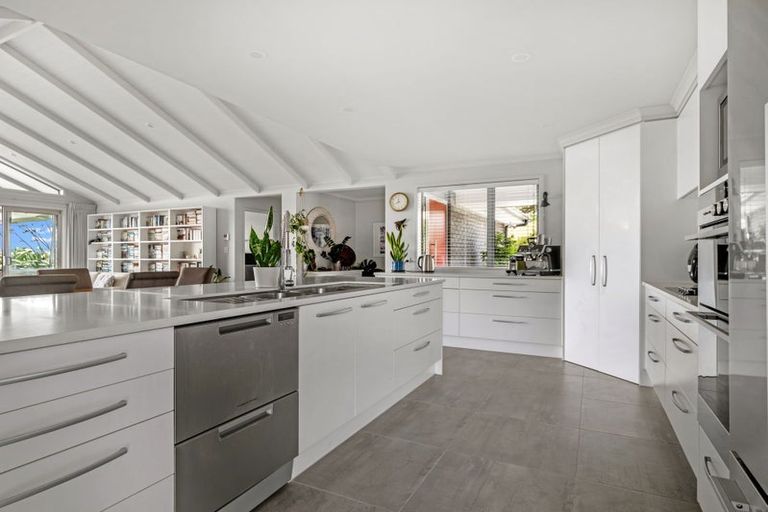 Photo of property in 18 Kaipara Lake Road, South Head, Helensville, 0874