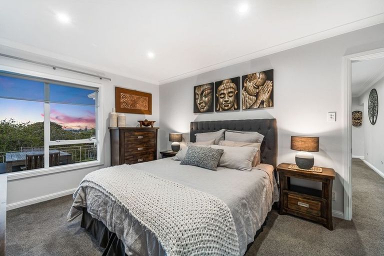 Photo of property in 28 Lydford Place, Glendene, Auckland, 0602