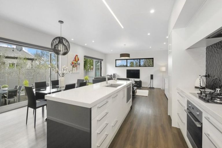 Photo of property in 37 Royal Park Drive, Parklands, Christchurch, 8083