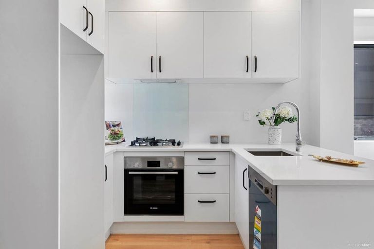 Photo of property in 4/62 Highland Drive, Highland Park, Auckland, 2010