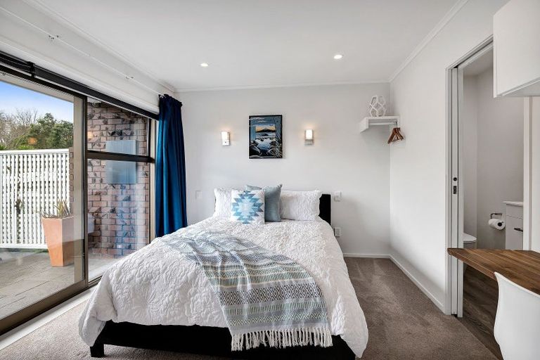 Photo of property in 11 Leatham Avenue, Strandon, New Plymouth, 4312