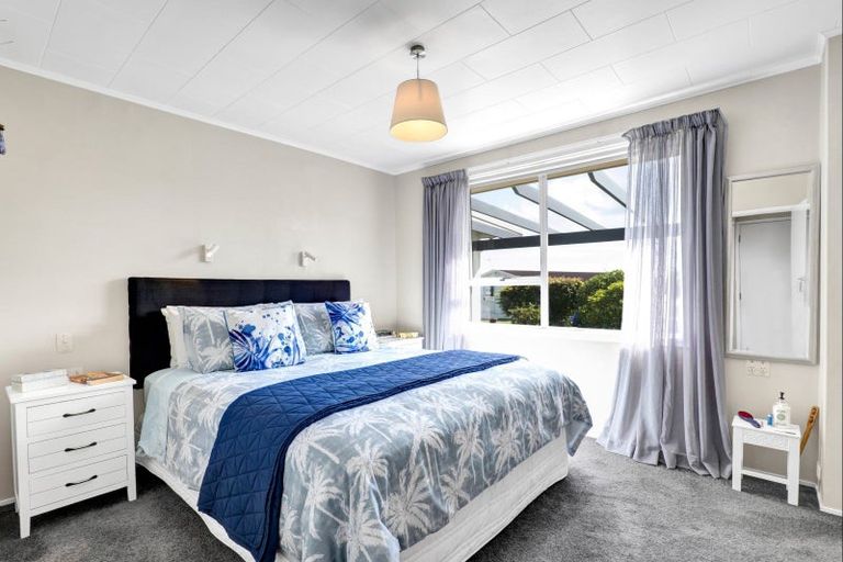 Photo of property in 15 Leon Place, Waitara, 4320