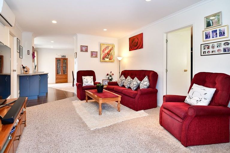 Photo of property in 8 Roberta Crescent, Orewa, 0931