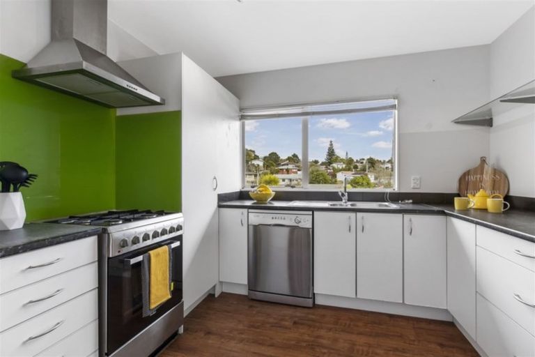 Photo of property in 2/55 Sungrove Rise, Sunnyvale, Auckland, 0612