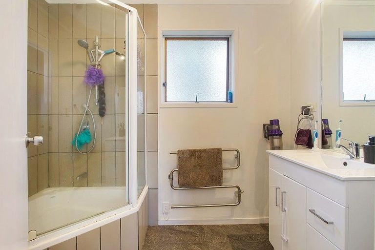 Photo of property in 8 Papa Place, Birkdale, Auckland, 0626