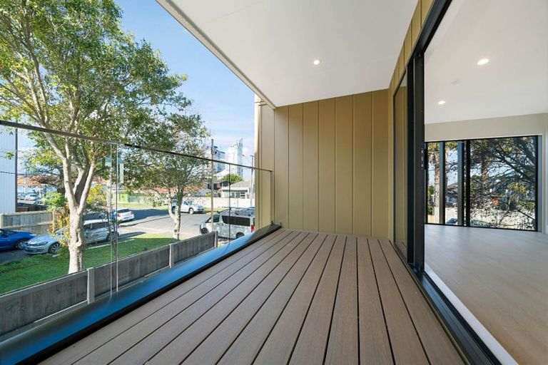 Photo of property in 9 Lomond Street, Newlands, Wellington, 6037