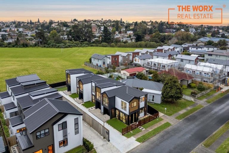 Photo of property in 106b Edgewater Drive, Pakuranga, Auckland, 2010
