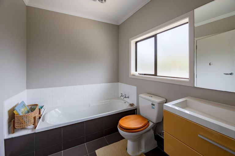 Photo of property in 17 Margan Avenue, New Lynn, Auckland, 0600