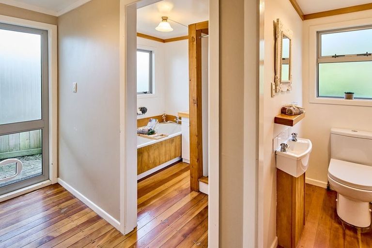 Photo of property in 83 Wellington Road, Paekakariki, 5034