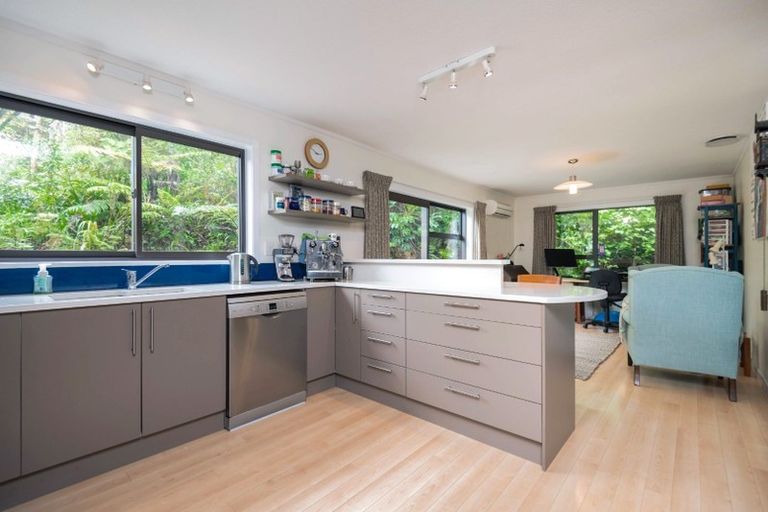 Photo of property in 39 Thatcher Crescent, Crofton Downs, Wellington, 6035