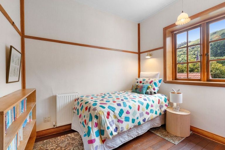 Photo of property in 10 Maire Street, Eastbourne, Lower Hutt, 5013