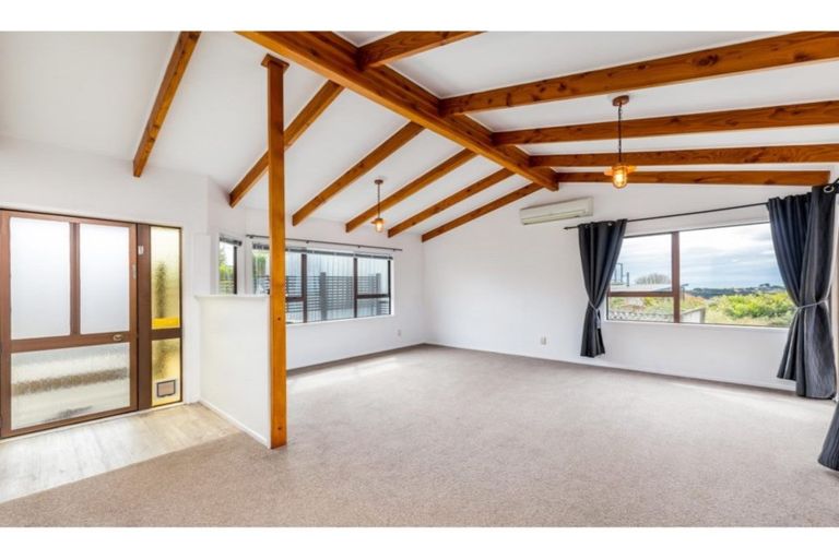 Photo of property in 70 Wade River Road, Stanmore Bay, Whangaparaoa, 0932