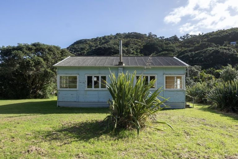 Photo of property in 118 Garden Road, Piha, New Lynn, 0772