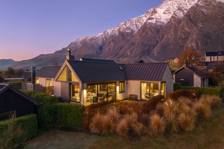 Photo of property in 8 Arran Lane, Jacks Point, Queenstown, 9371