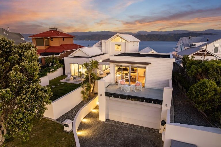 Photo of property in 8 Nevay Road, Karaka Bays, Wellington, 6022