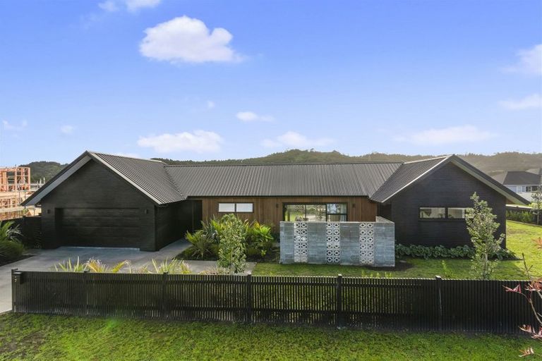Photo of property in 2 Len Ireland Drive, Kumeu, 0810