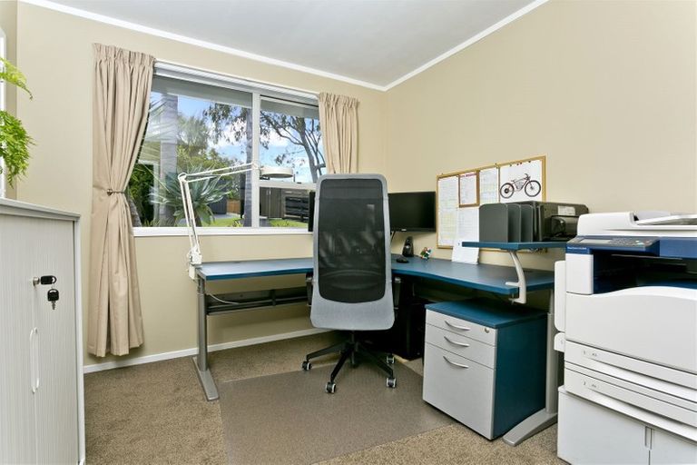 Photo of property in 33 Donovan Avenue, Massey, Auckland, 0614