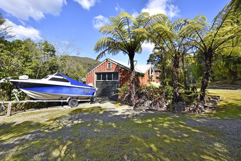 Photo of property in 26 Kamahi Road, Tennyson Inlet, 7195