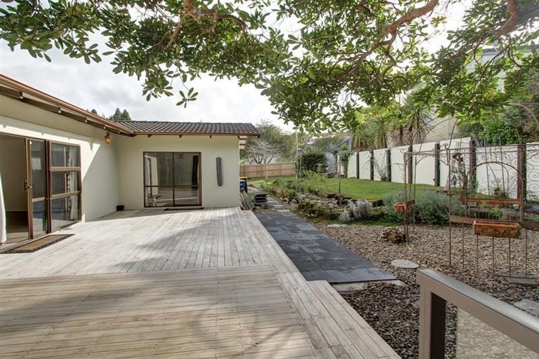 Photo of property in 110 Chelsea View Drive, Chatswood, Auckland, 0626