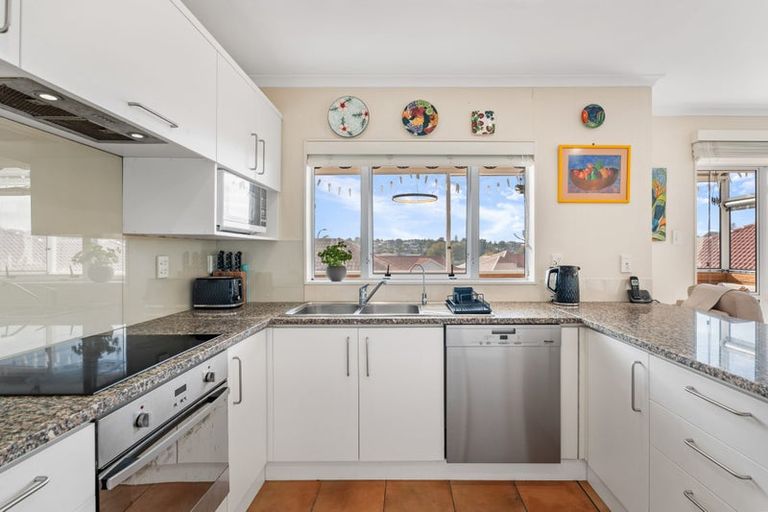 Photo of property in 31 Gillett Place, Botany Downs, Auckland, 2014