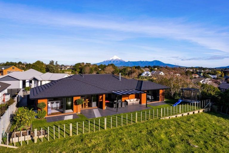 Photo of property in 8 Greenridge Lane, Merrilands, New Plymouth, 4312