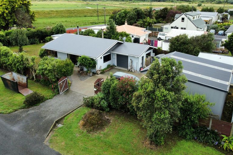 Photo of property in 1 Nuku Street, Tangimoana, 4822