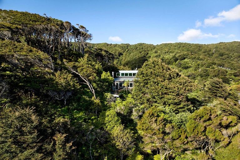 Photo of property in 21 Dillon Street, Lowry Bay, Lower Hutt, 5013