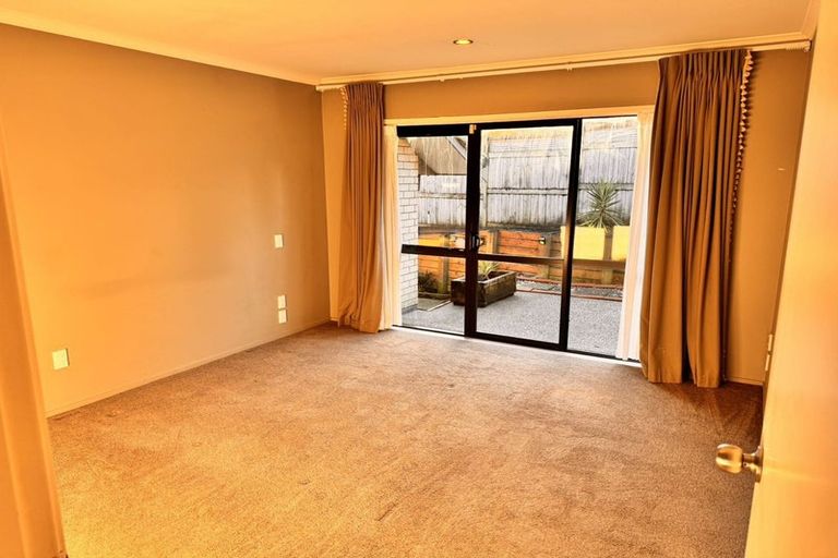 Photo of property in 2 Spring Valley Place, Oteha, Auckland, 0632