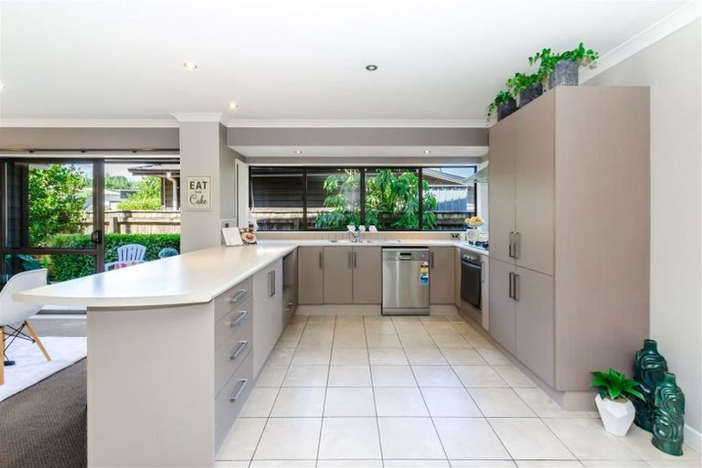 Photo of property in 19 Bluewater Place, Paraparaumu, 5032