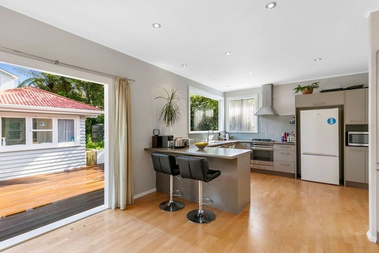Photo of property in 33 Ranui Terrace, Tawa, Wellington, 5028