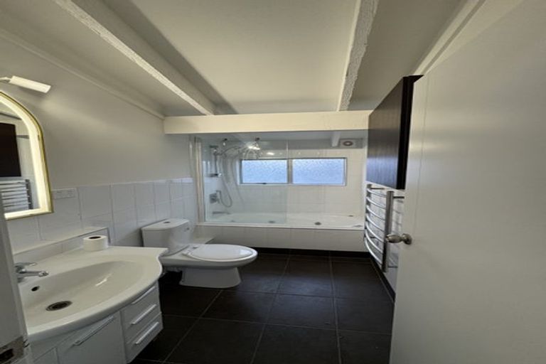 Photo of property in 1/3 Miraka Place, Birkenhead, Auckland, 0626