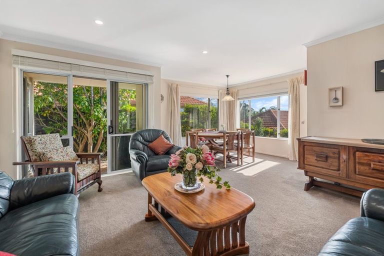 Photo of property in 31 Gillett Place, Botany Downs, Auckland, 2014