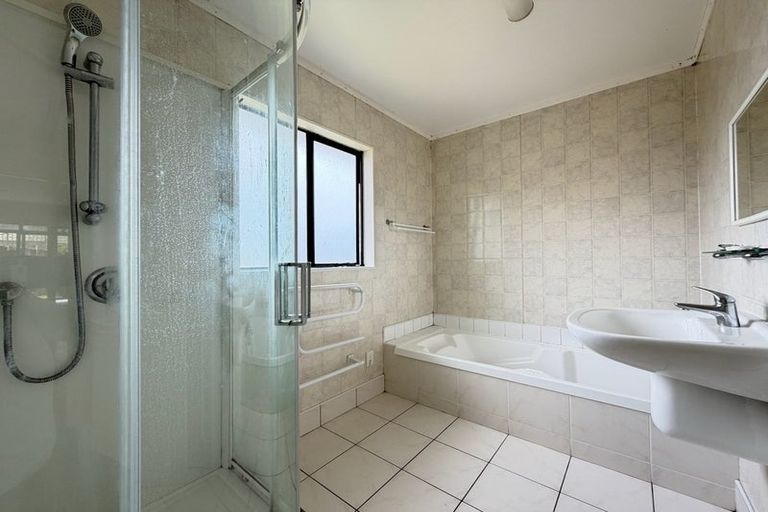 Photo of property in 3 Tamworth Crescent, Newlands, Wellington, 6037