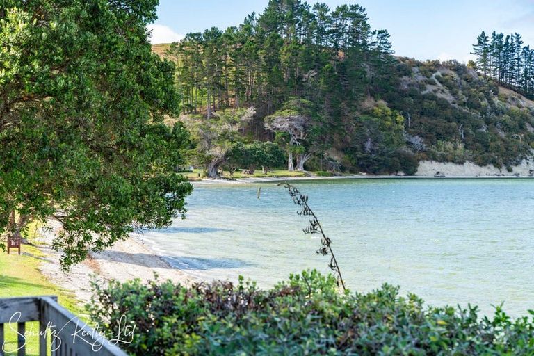 Photo of property in 1 Rigby Street, Whakapirau, 0583