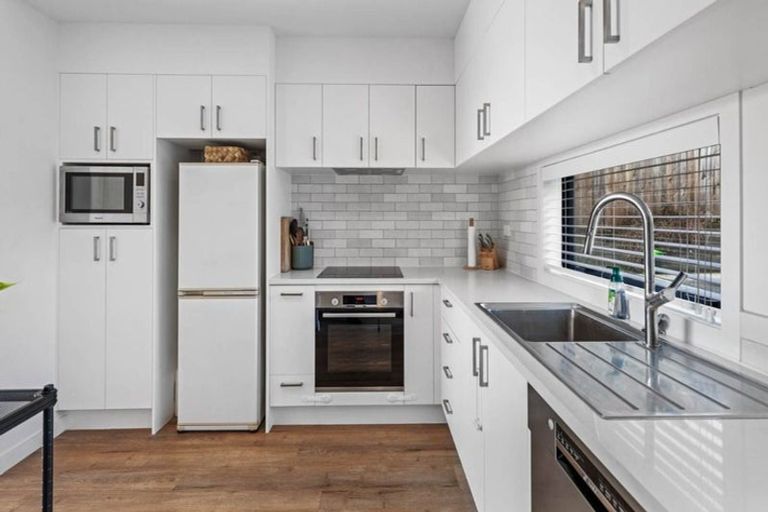 Photo of property in 8/35 Garadice Road, Rothesay Bay, Auckland, 0630